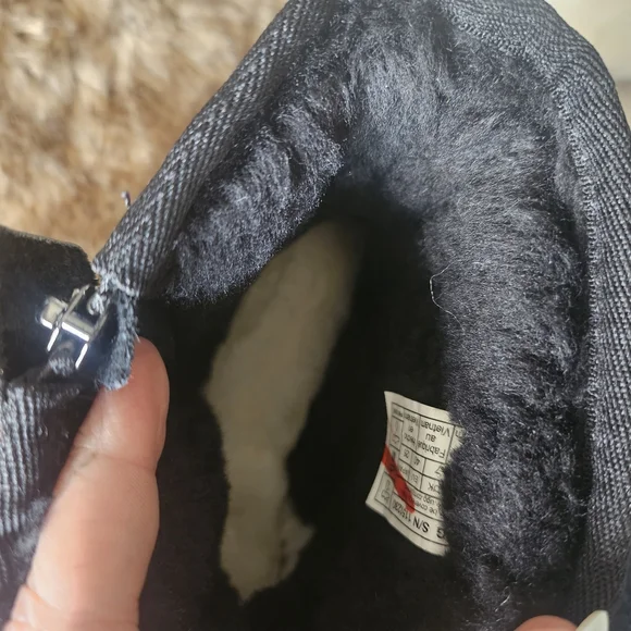 UGG Women's Black Mini Bailey Zip, Size 9 - Picture 7 of 11